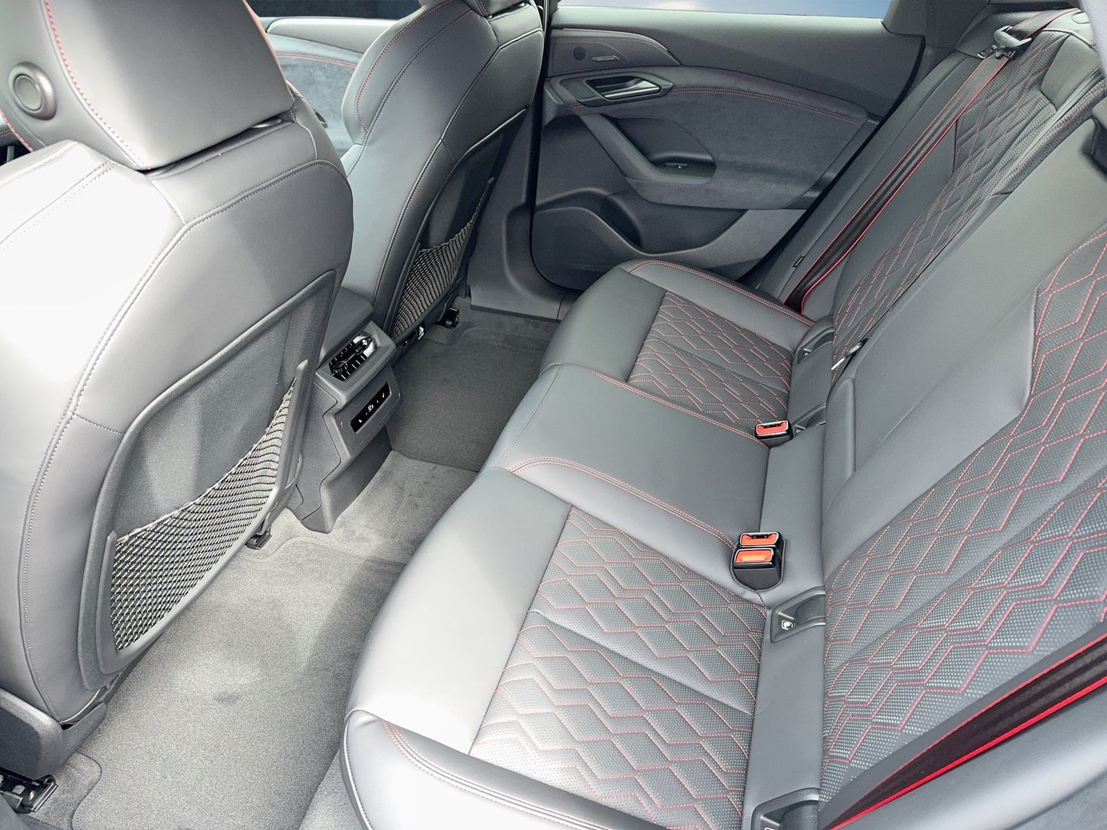 Fahrzeugabbildung Audi A6 Avant e-tron quattro 315 kW B&O|AHK|HUD|Luft - mit KI generiert/bearbeitet
