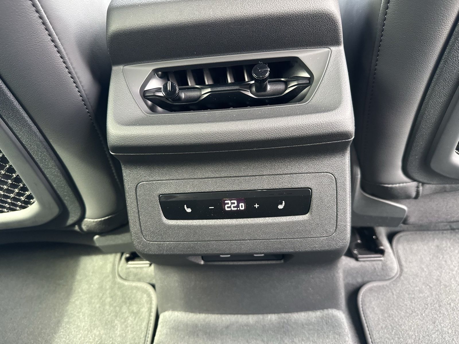 Fahrzeugabbildung Audi A6 Avant e-tron quattro 315 kW B&O|AHK|HUD|Luft - mit KI generiert/bearbeitet