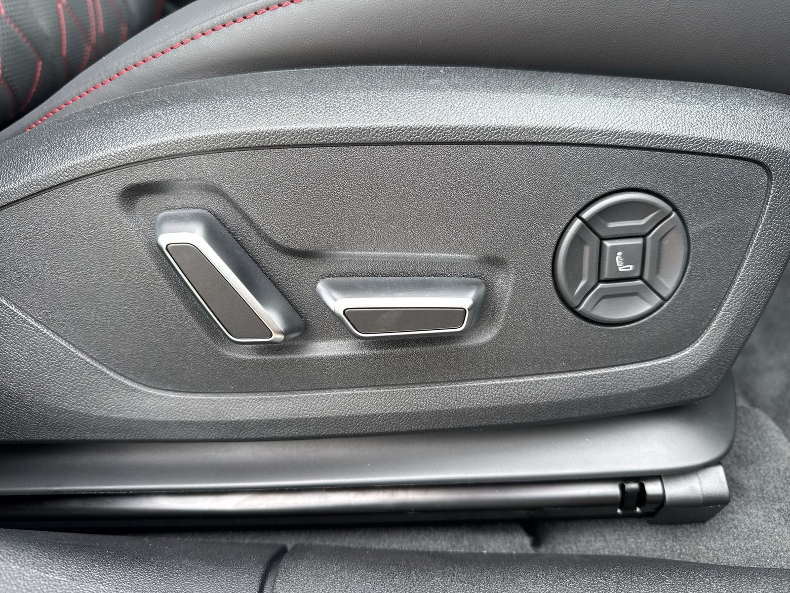 Fahrzeugabbildung Audi A6 Avant e-tron quattro 315 kW B&O|AHK|HUD|Luft - mit KI generiert/bearbeitet