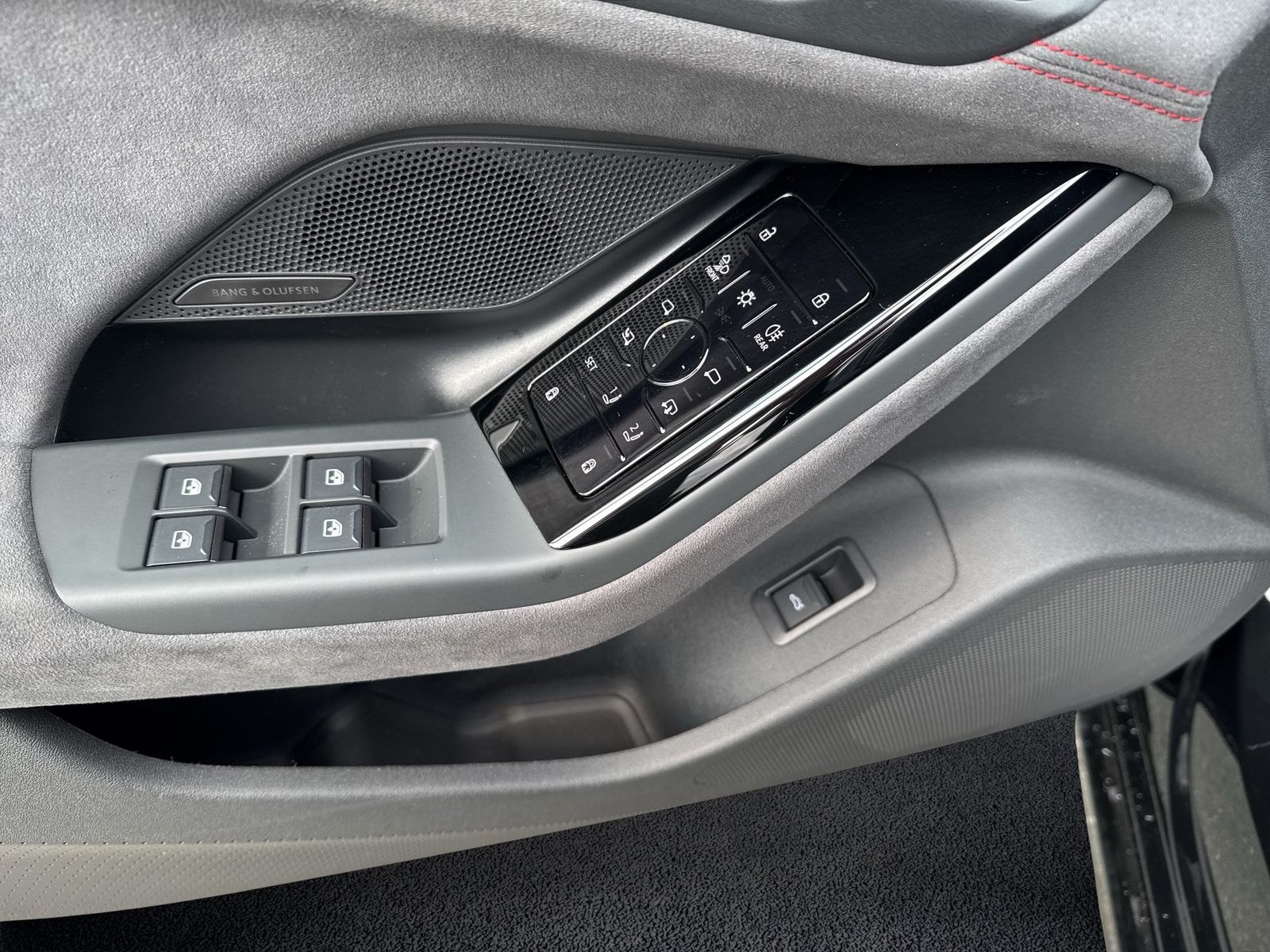 Fahrzeugabbildung Audi A6 Avant e-tron quattro 315 kW B&O|AHK|HUD|Luft - mit KI generiert/bearbeitet