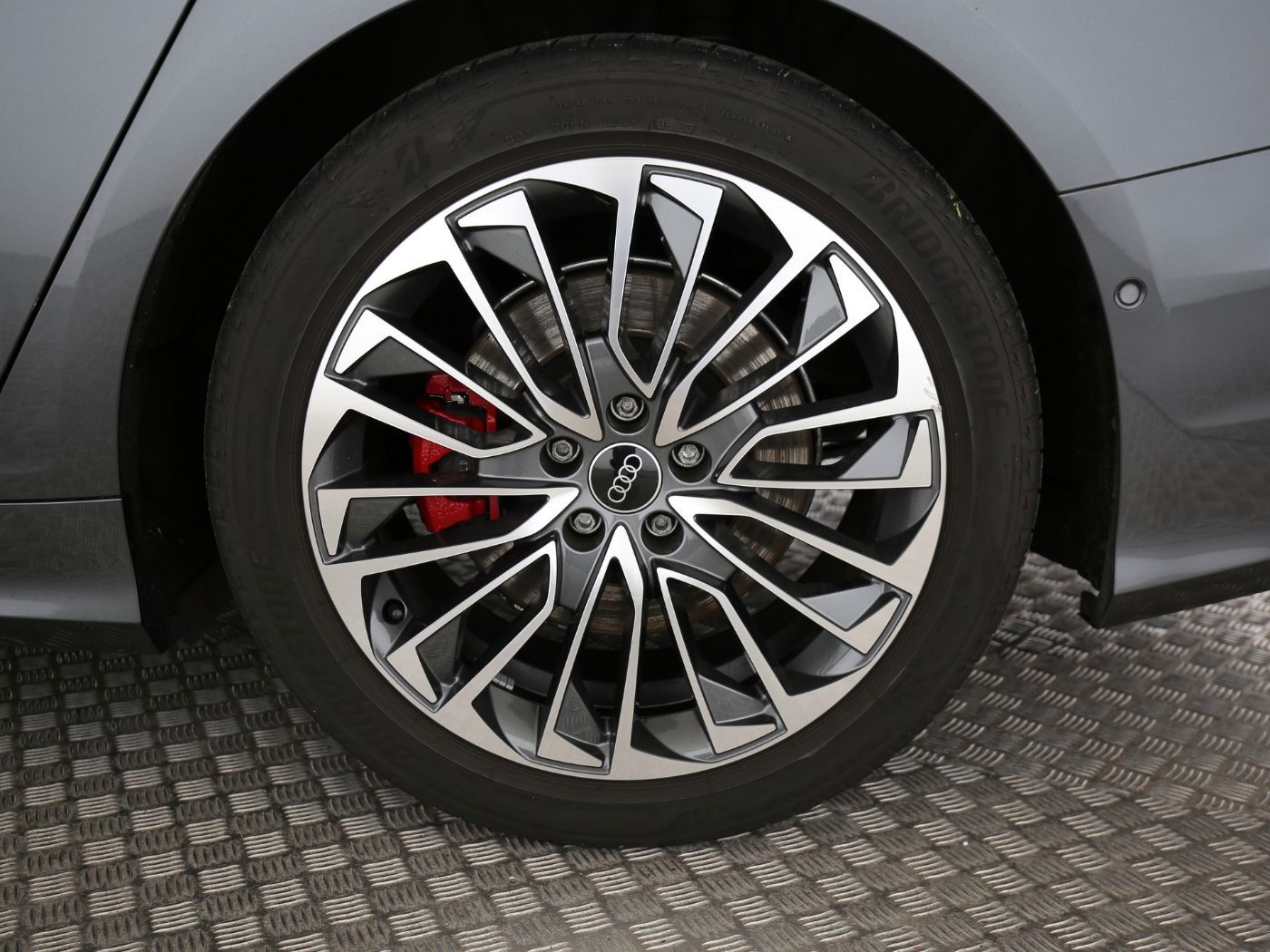 Fahrzeugabbildung Audi A6 Avant 55 TFSI e quattro sport Matrix|B&O|ACC