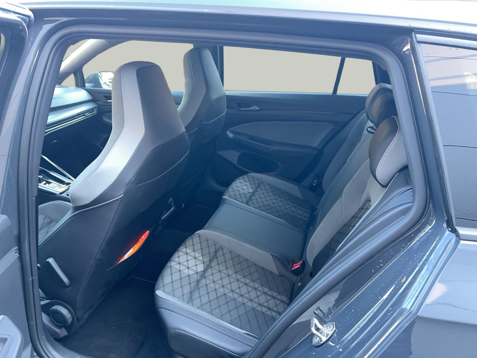 Fahrzeugabbildung Volkswagen Golf VIII Variant 2.0 TDI DSG R-Line CarPlay|ACC