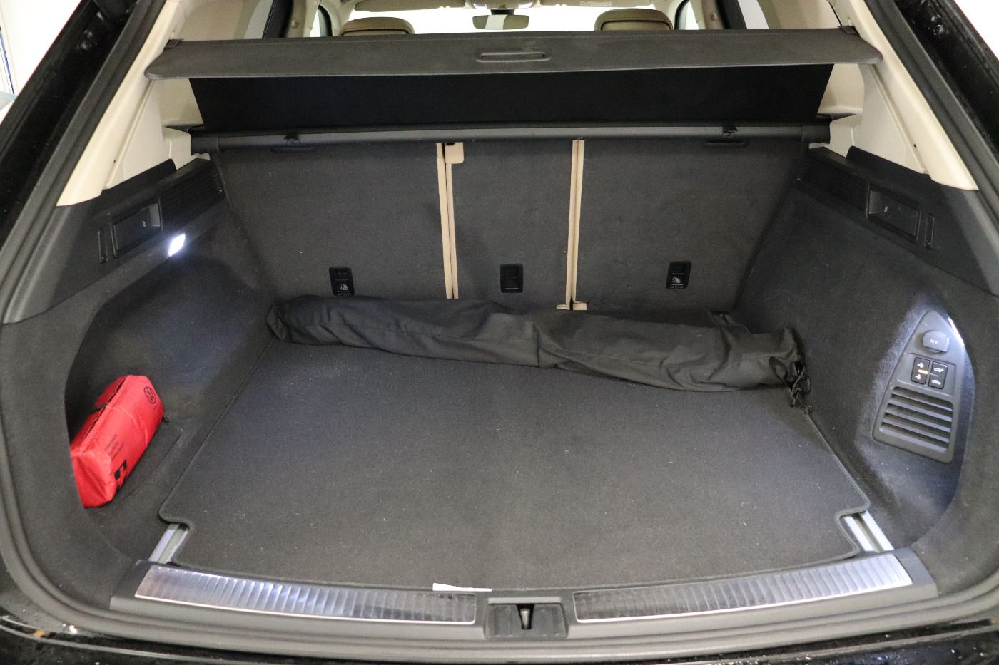 Fahrzeugabbildung Volkswagen Touareg 3.0 TDI tiptronic R-Line IQ.Light|Matrix
