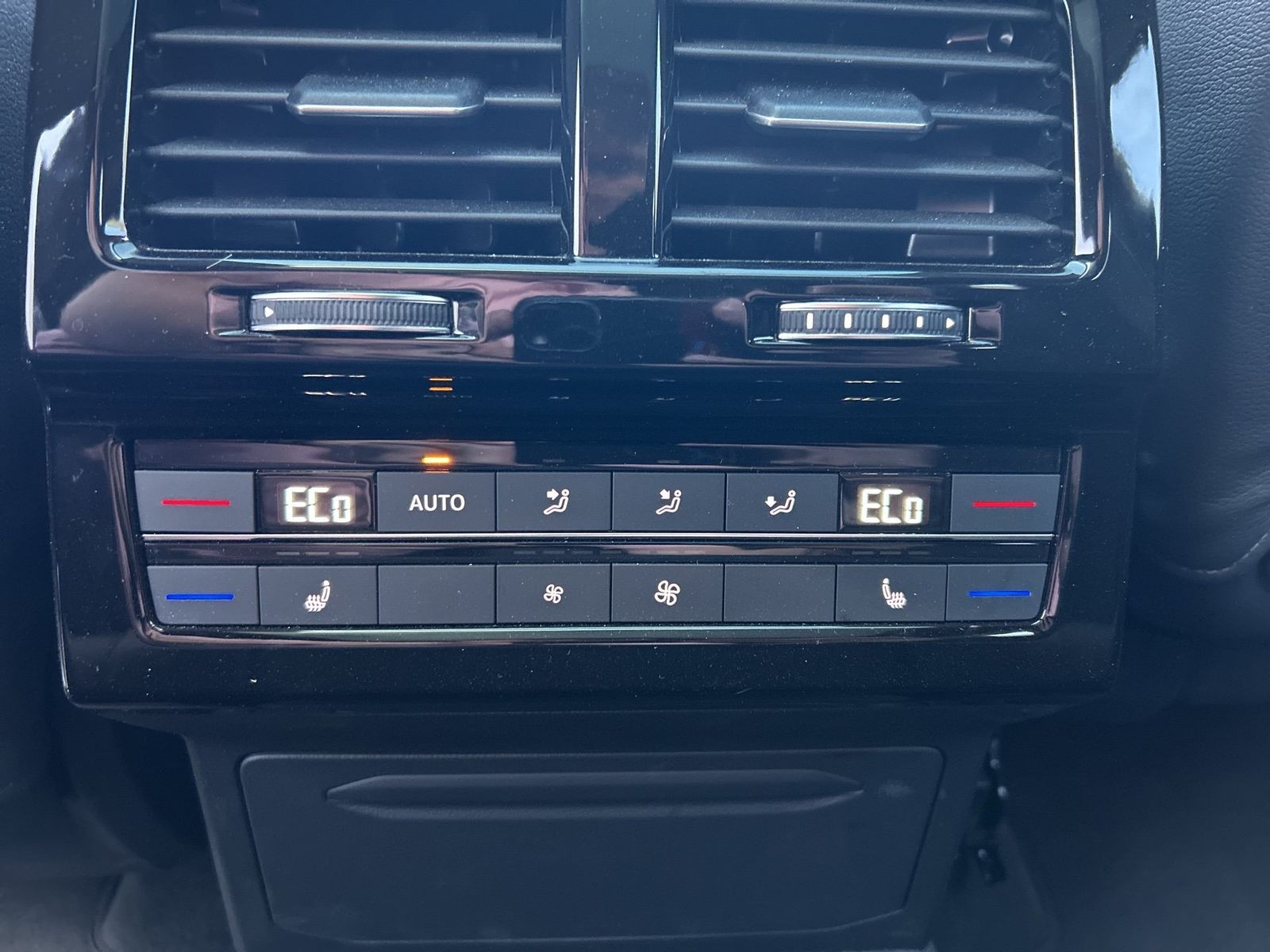 Fahrzeugabbildung Volkswagen Touareg 3.0 TDI 4Motion tiptronic Elegance AHK