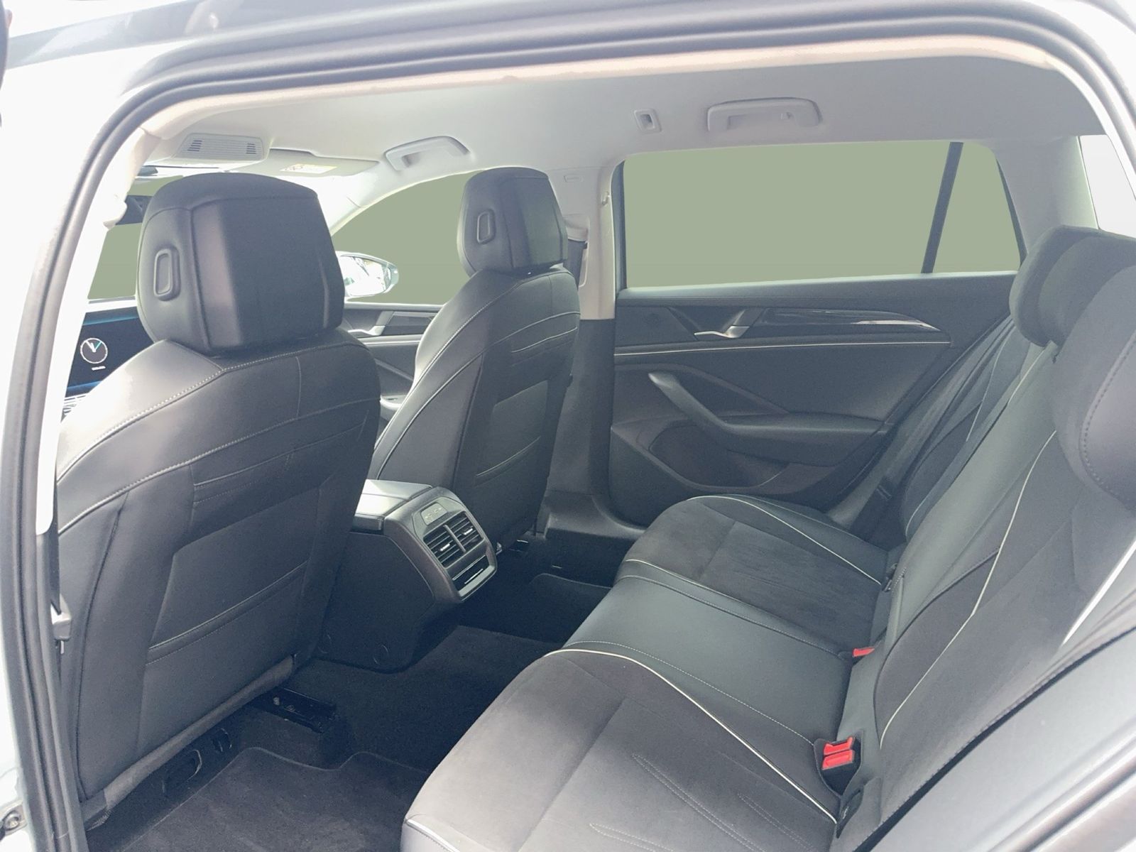 Fahrzeugabbildung Volkswagen Passat Variant 1.5 TSI eHybrid Sport DSG IQ.Ligh