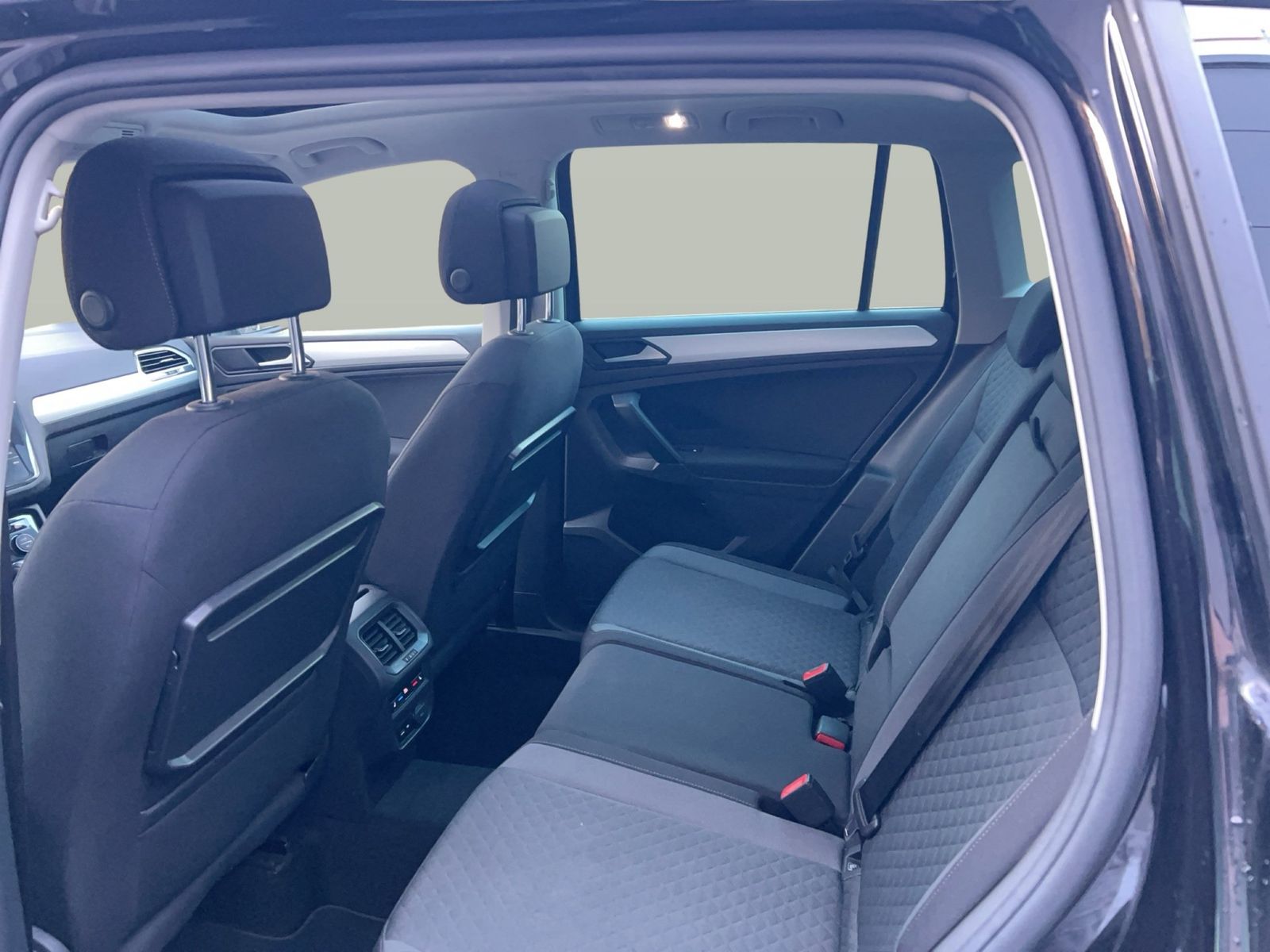 Fahrzeugabbildung Volkswagen Tiguan 2.0 TSI DSG R-Line CarPlay|AHK|Pano|SD|LM