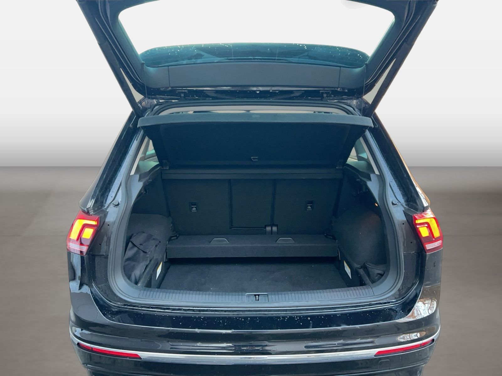 Fahrzeugabbildung Volkswagen Tiguan 2.0 TSI DSG R-Line CarPlay|AHK|Pano|SD|LM
