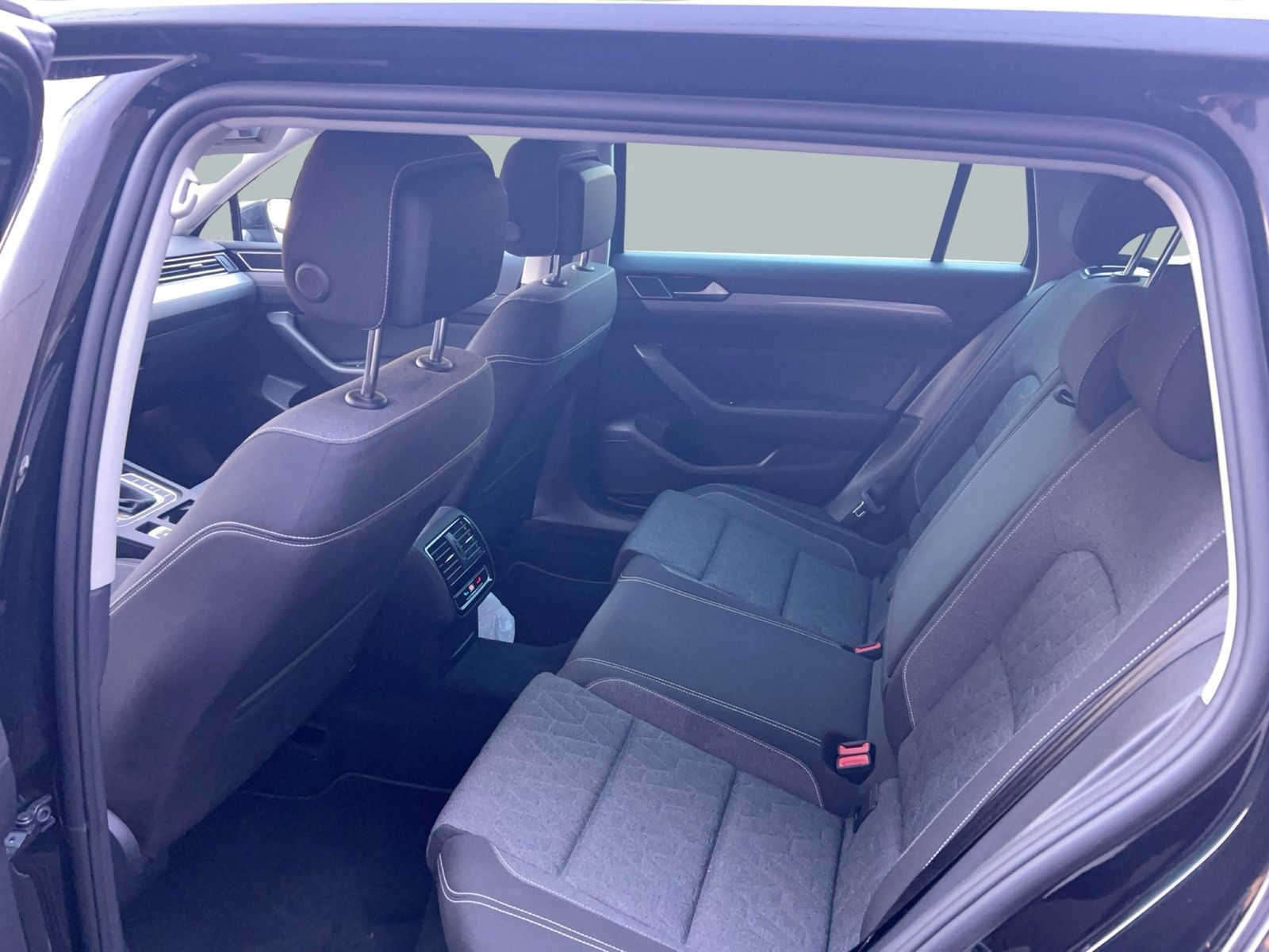 Fahrzeugabbildung Volkswagen Passat Variant 2.0 TDI 4Motion DSG Business AHK