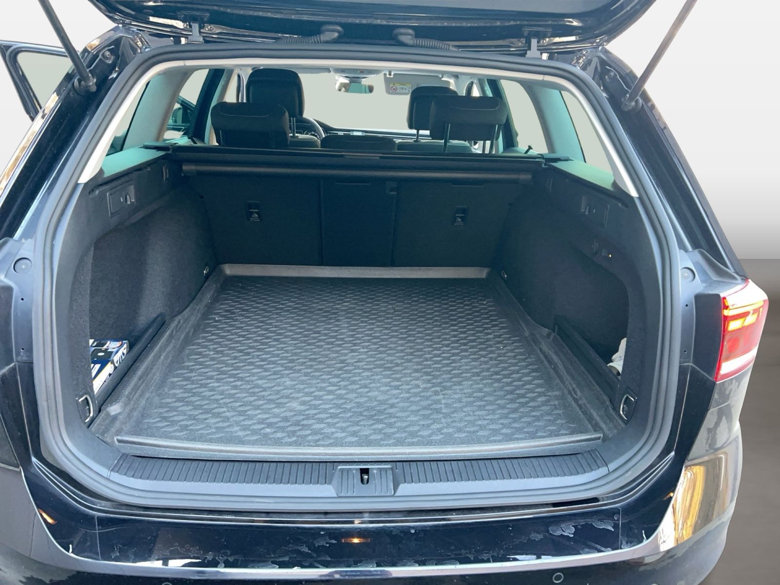 Fahrzeugabbildung Volkswagen Passat Variant 2.0 TDI 4Motion DSG Business AHK