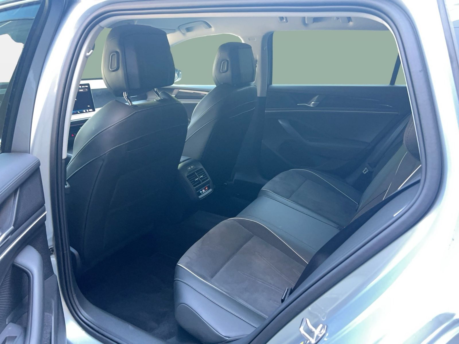 Fahrzeug autohaus mense Fahrzeugabbildung Volkswagen Passat Variant 1.5 TSI eHybrid DSG Business CarP