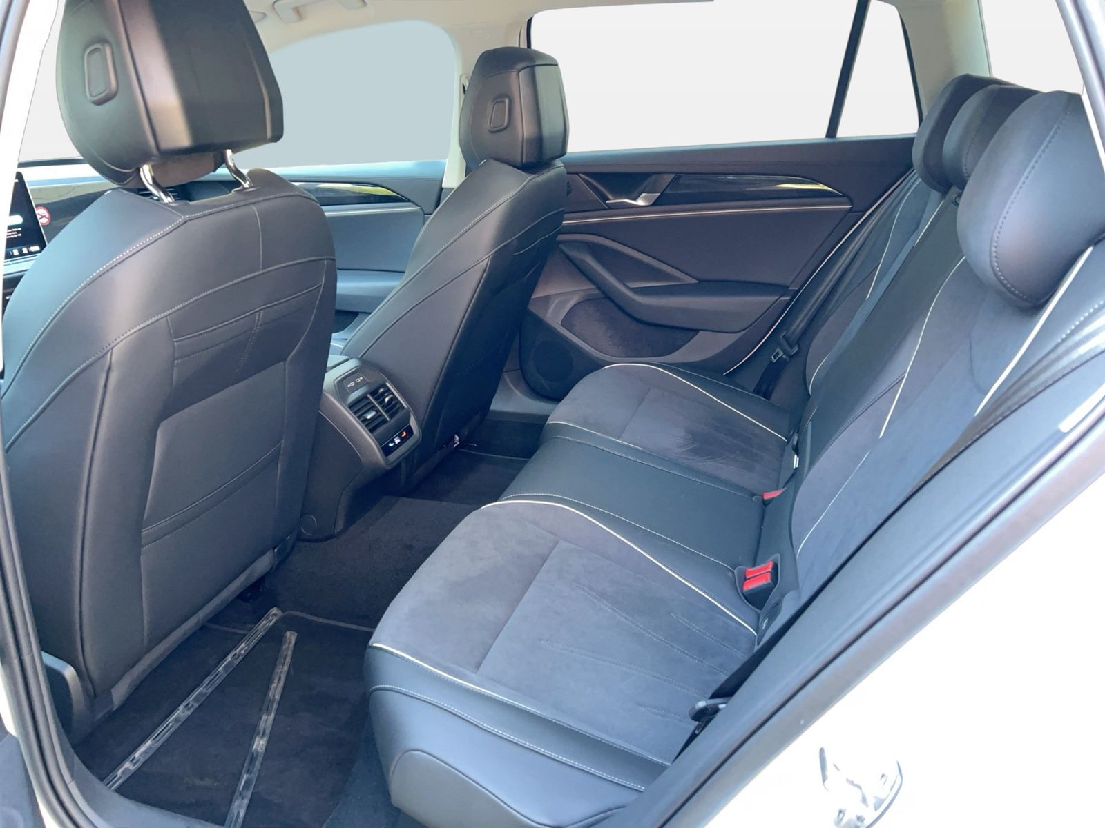 Fahrzeug autohaus mense Fahrzeugabbildung Volkswagen Passat Variant 1.5 TSI eHybrid Business DSG CarP