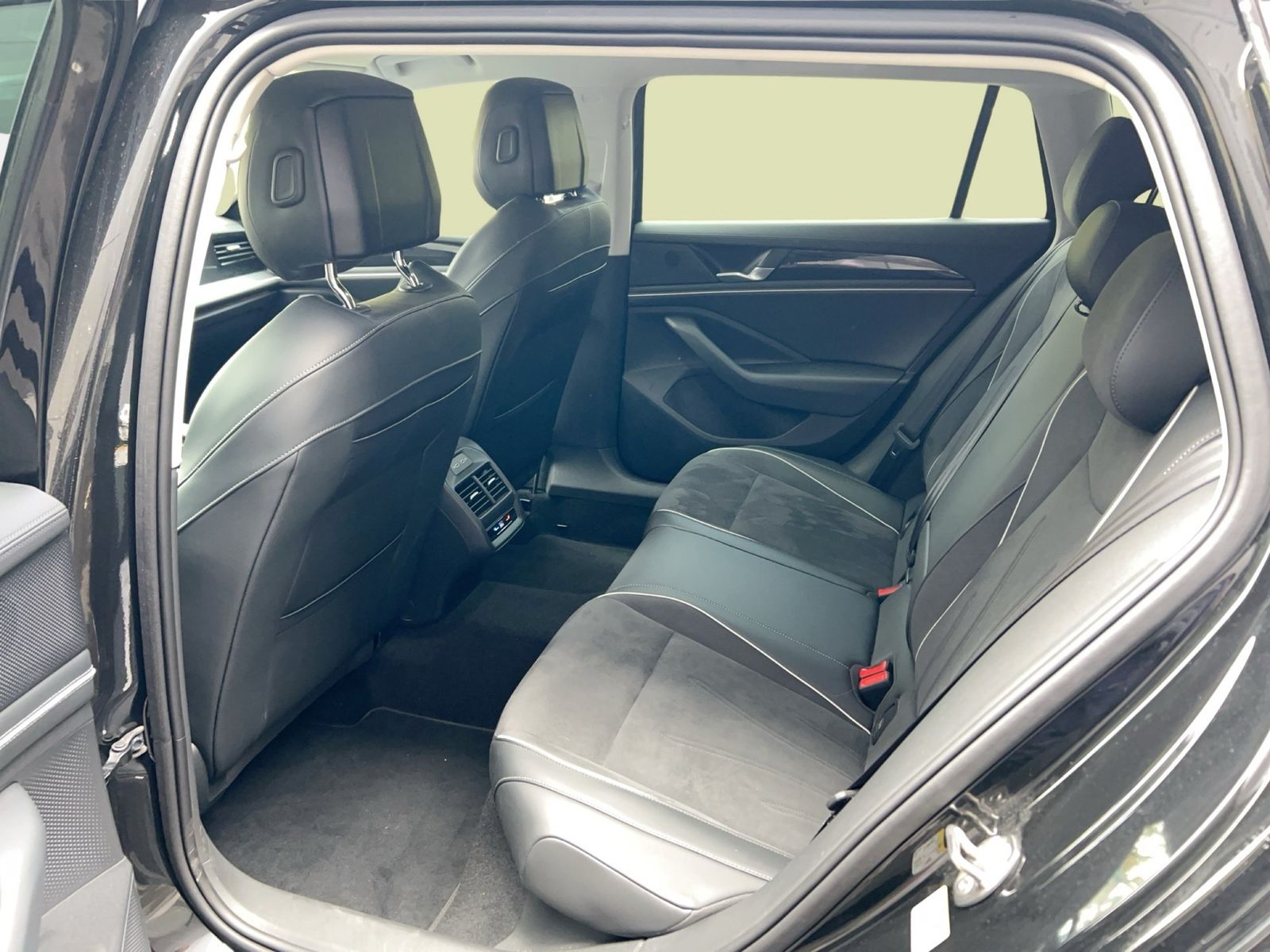 Fahrzeug autohaus mense Fahrzeugabbildung Volkswagen Passat Variant 1.5 TSI eHybrid Business DSG CarP