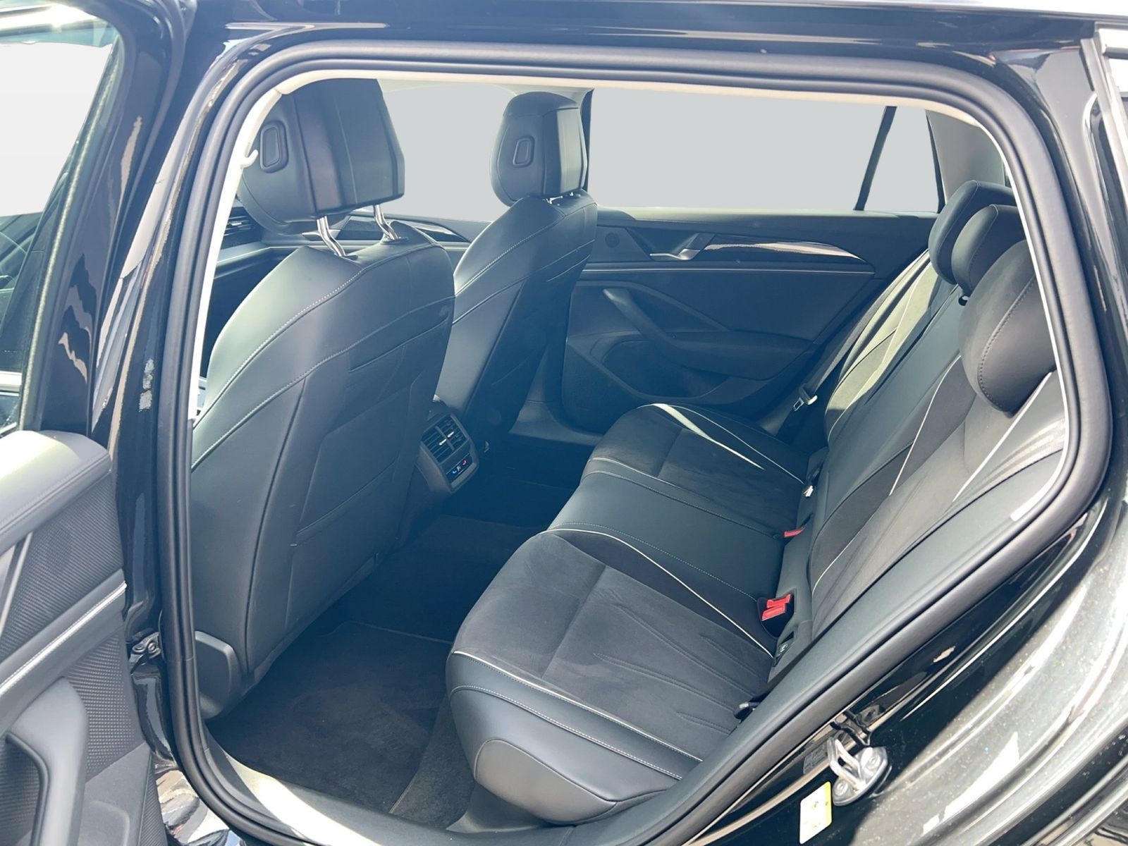 Fahrzeug autohaus mense Fahrzeugabbildung Volkswagen Passat Variant 1.5 TSI eHybrid DSG Business CarP