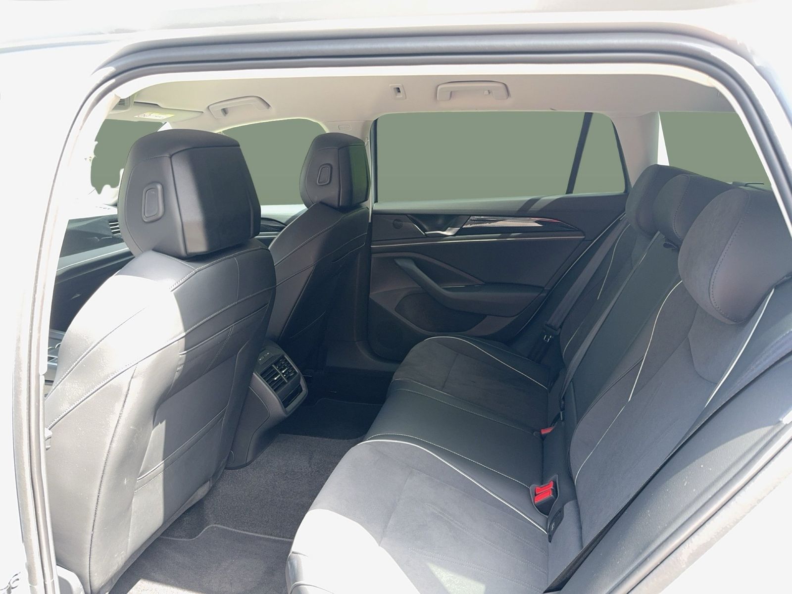 Fahrzeugabbildung Volkswagen Passat Variant 1.5 TSI eHybrid DSG Business CarP