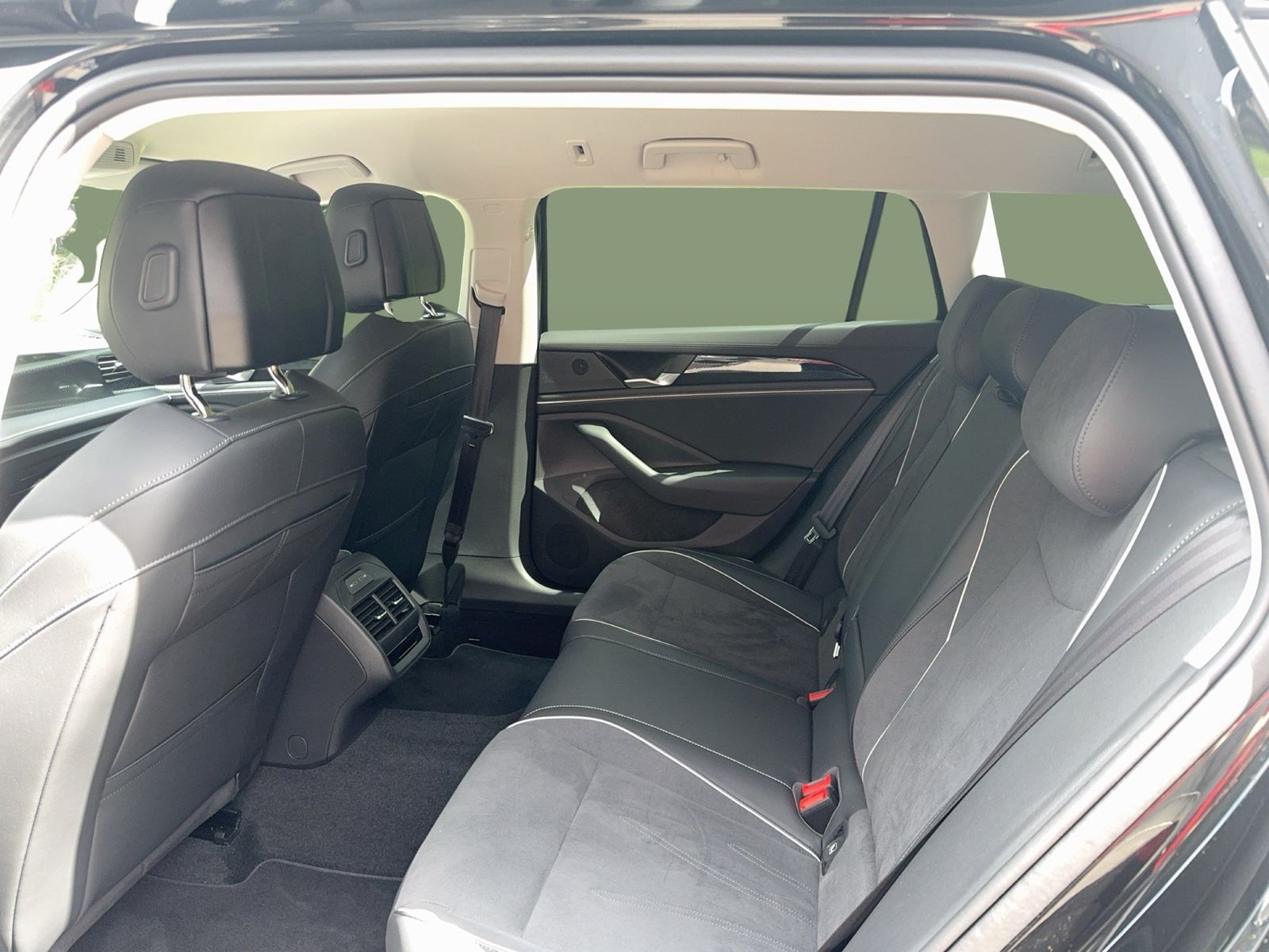 Fahrzeugabbildung Volkswagen Passat Variant 1.5 TSI eHybrid DSG Business CarP