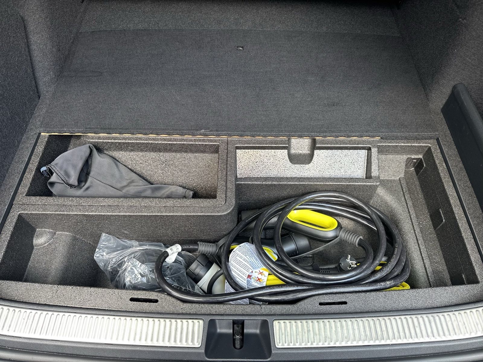 Fahrzeugabbildung Volkswagen Passat Variant 1.5 TSI eHybrid DSG Business CarP