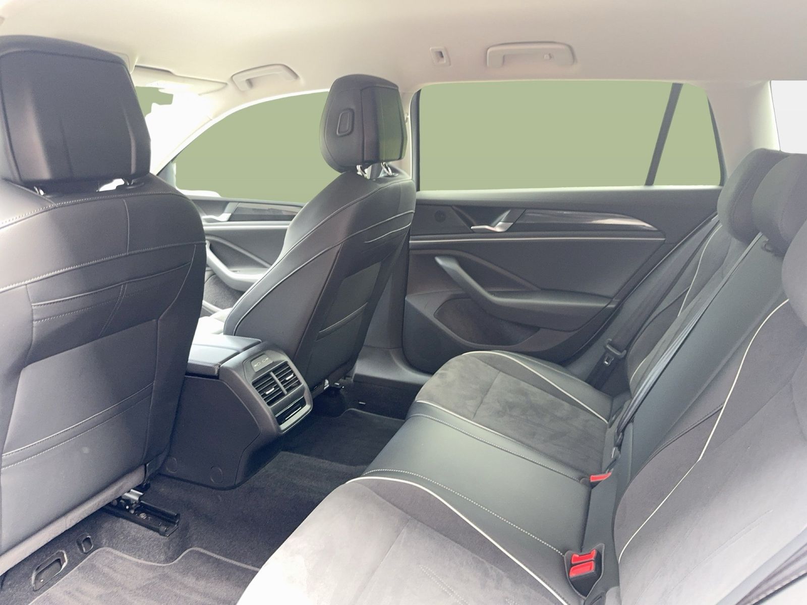 Fahrzeugabbildung Volkswagen Passat Variant 1.5 TSI eHybrid Business DSG CarP
