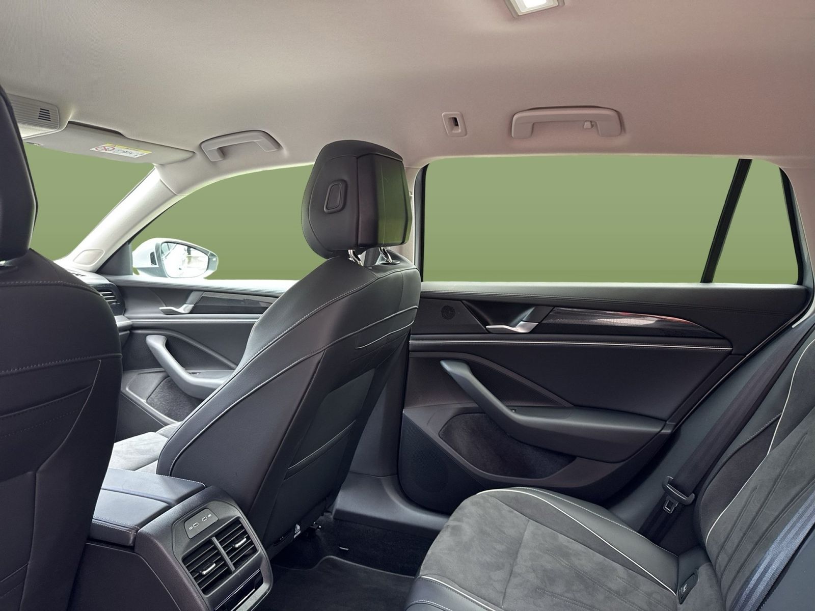 Fahrzeugabbildung Volkswagen Passat Variant 1.5 TSI eHybrid Business DSG CarP