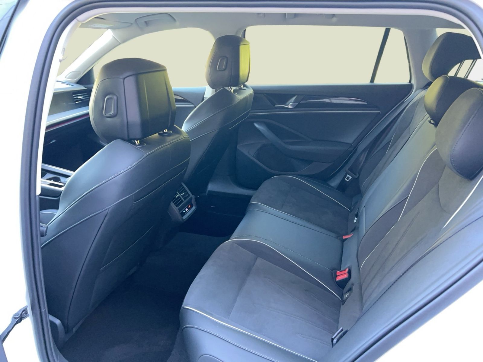 Fahrzeug autohaus mense Fahrzeugabbildung Volkswagen Passat Variant 1.5 TSI eHybrid DSG Business AHK