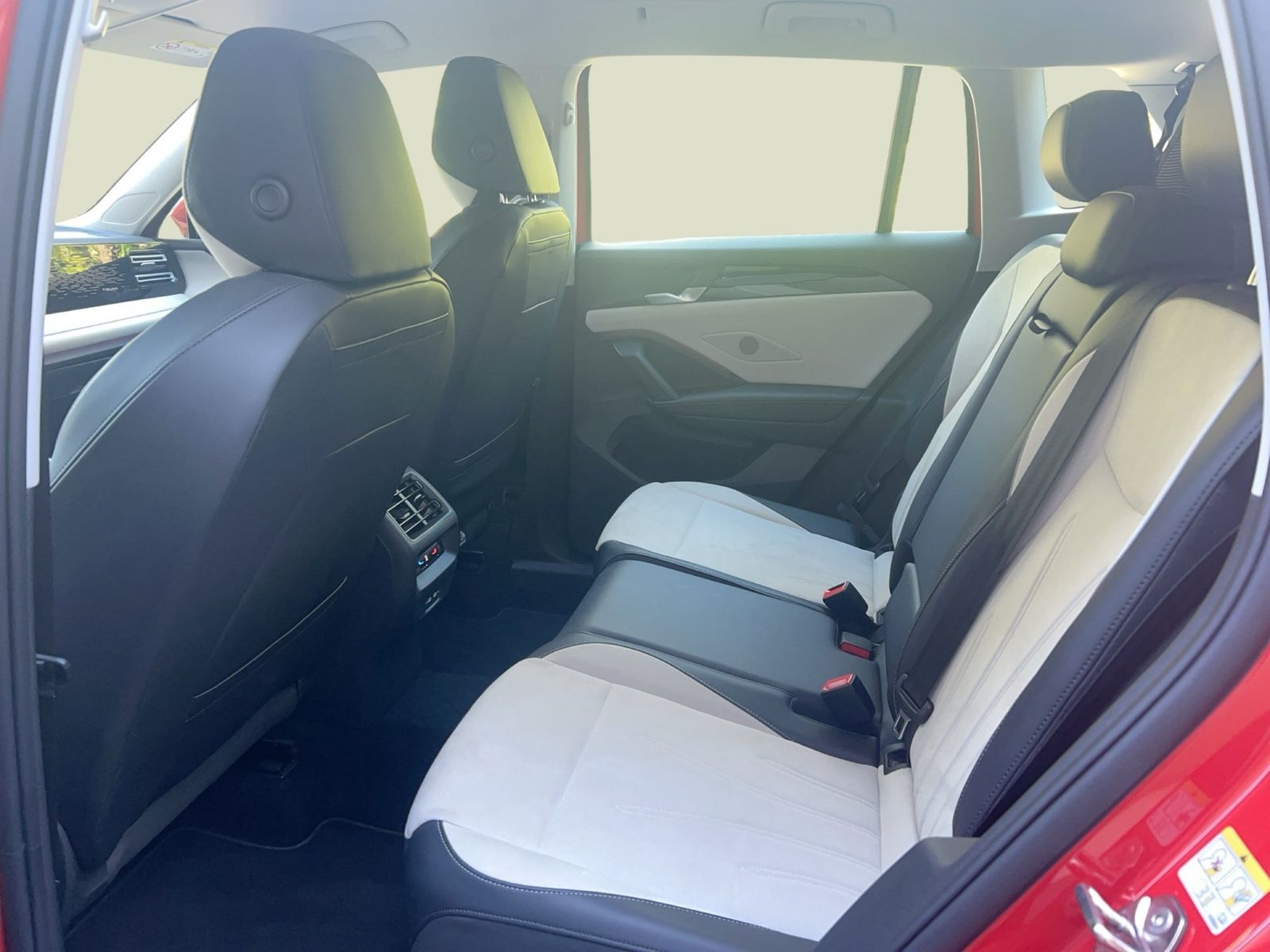 Fahrzeugabbildung Volkswagen Tiguan 2.0 TDI DSG Elegance CarPlay|AHK|ACC|LED