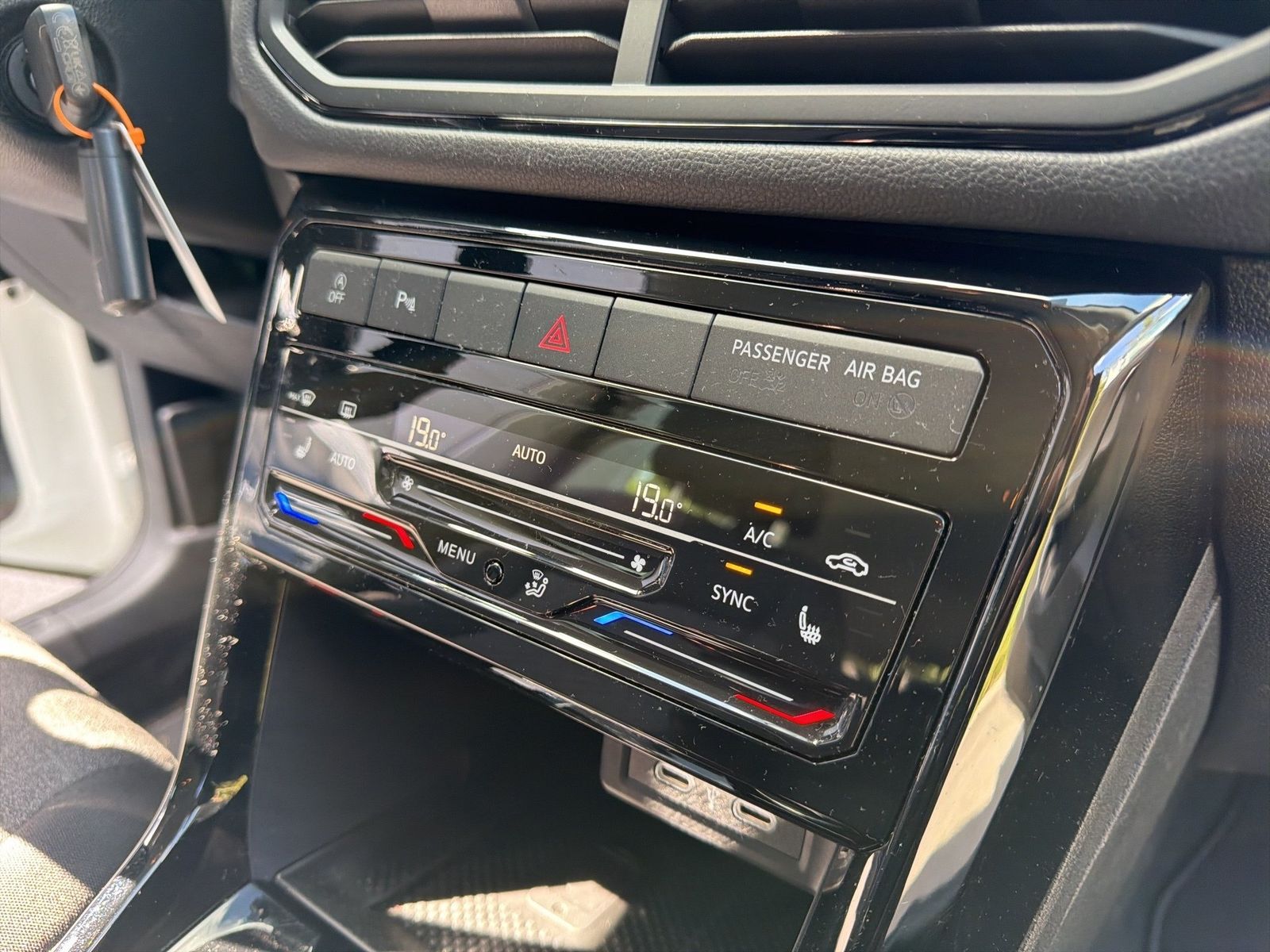 Fahrzeug autohaus mense Fahrzeugabbildung Volkswagen T-Cross 1.0 TSi Life CarPlay|ACC|LED|VirtualCP - mit KI generiert/bearbeitet