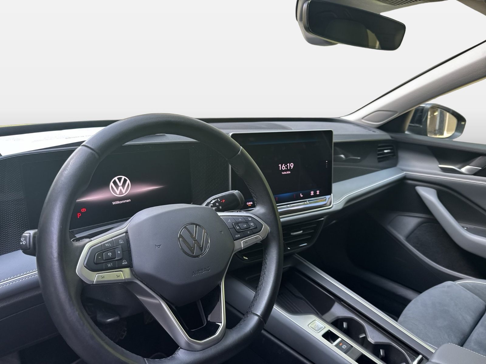 Fahrzeugabbildung Volkswagen Passat Variant 1.5 eTSI DSG Business CarPlay|AHK
