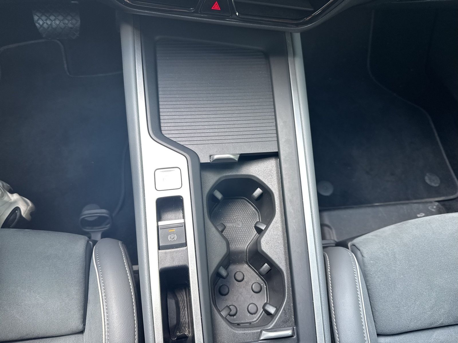 Fahrzeugabbildung Volkswagen Passat Variant 1.5 eTSI DSG Business CarPlay|AHK
