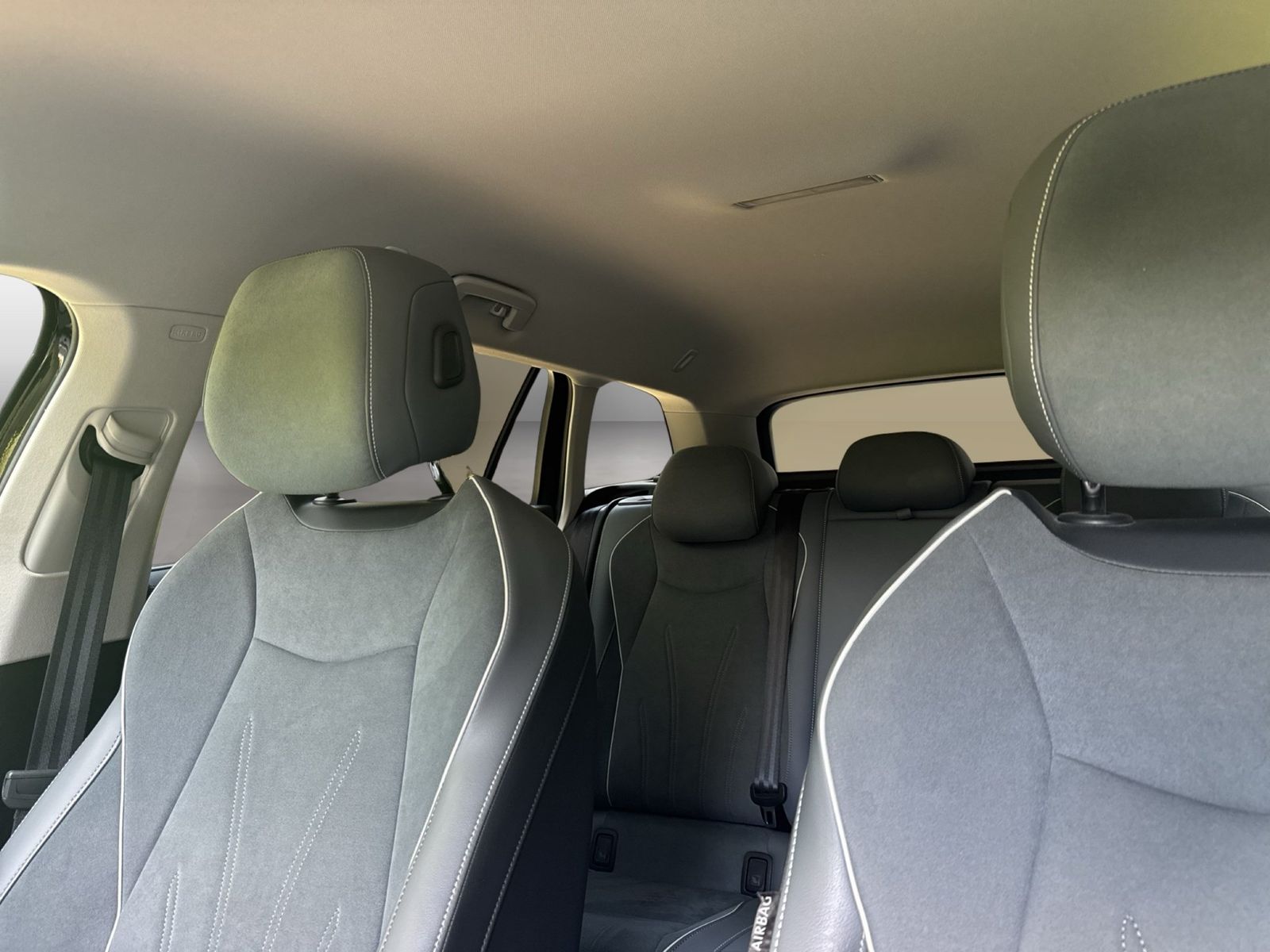 Fahrzeugabbildung Volkswagen Passat Variant 1.5 eTSI DSG Business CarPlay|AHK