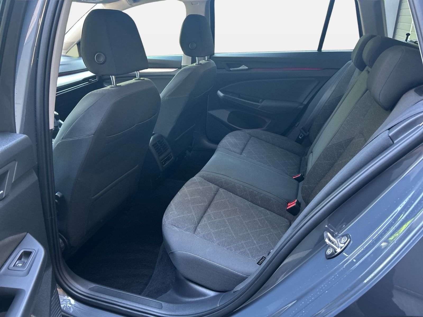 Fahrzeugabbildung Volkswagen Golf VIII Variant 1.5 TSI Life Navi Standhzg Tra