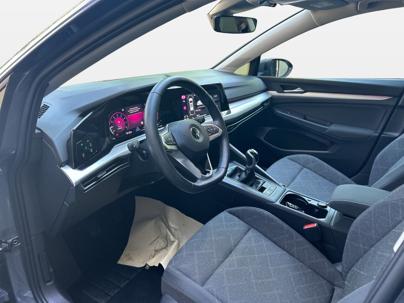 Fahrzeugabbildung Volkswagen Golf VIII Variant 1.5 TSI Life Navi Standhzg Tra