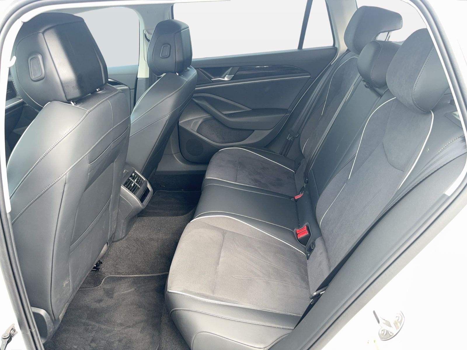 Fahrzeugabbildung Volkswagen Passat Variant 1.5 eTSI DSG Business CarPlay|AHK