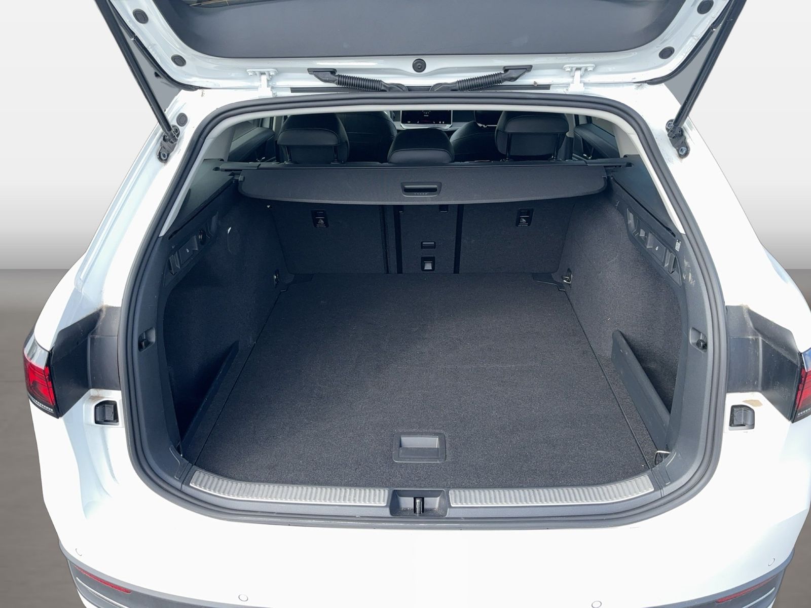 Fahrzeugabbildung Volkswagen Passat Variant 1.5 eTSI DSG Business CarPlay|AHK