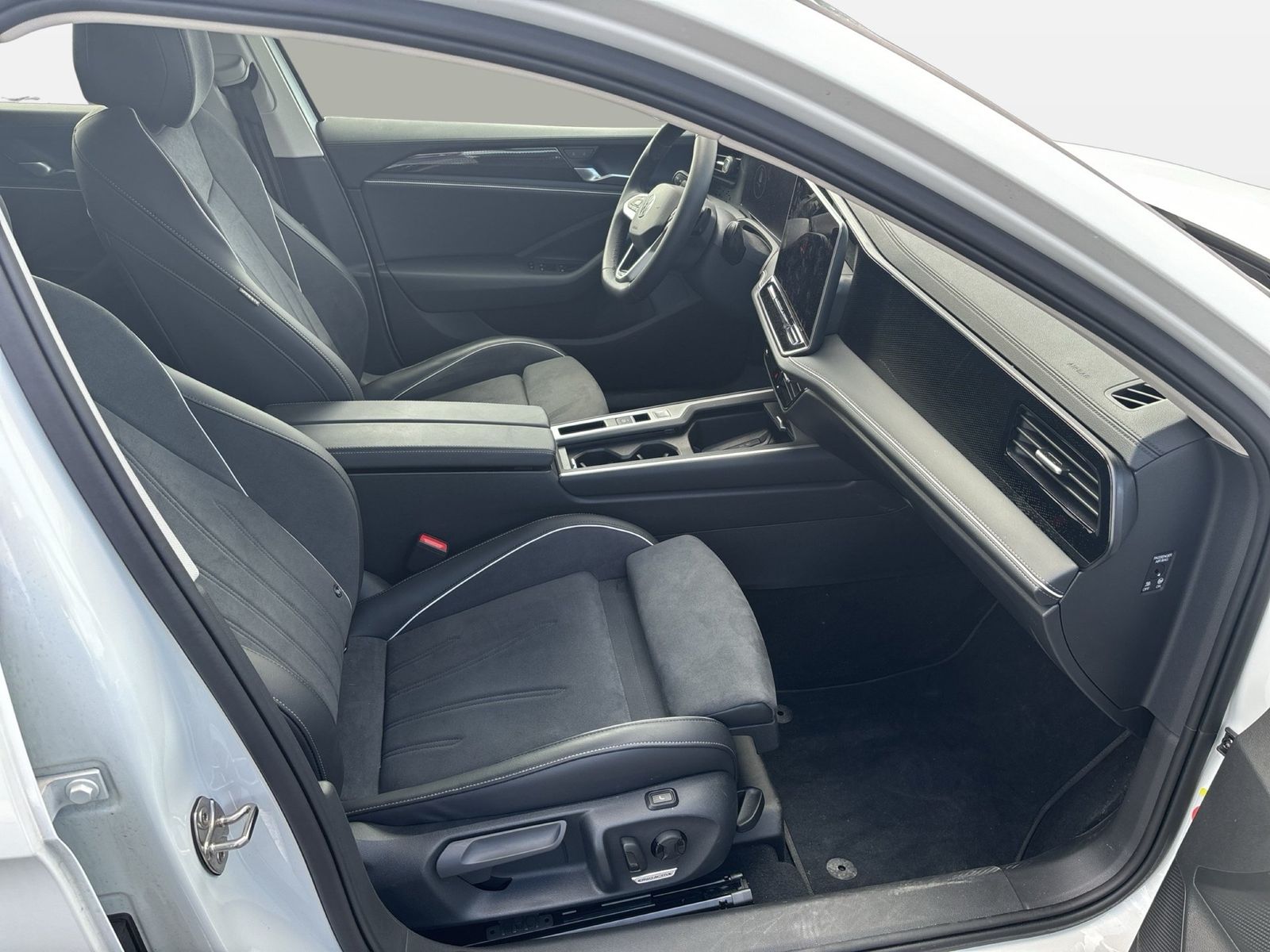 Fahrzeugabbildung Volkswagen Passat Variant 1.5 eTSI DSG Business CarPlay|AHK