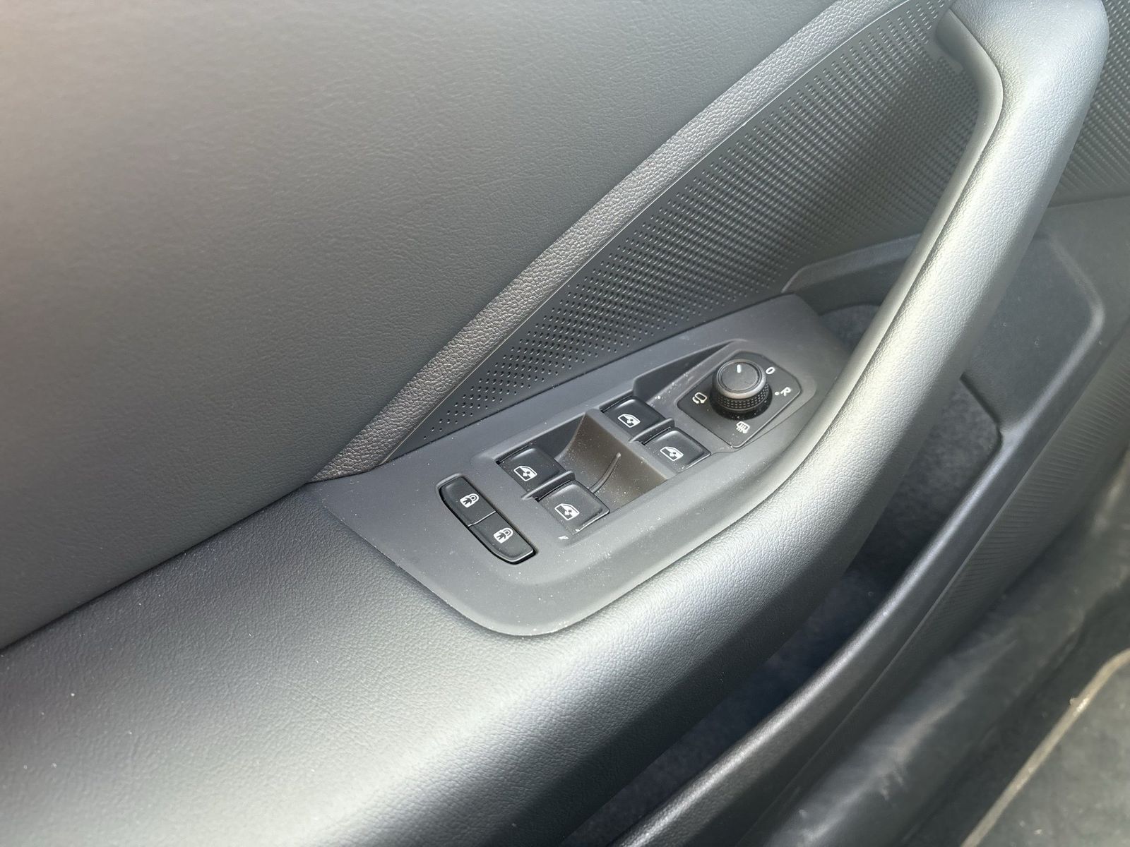 Fahrzeugabbildung Volkswagen Passat Variant 1.5 eTSI DSG Business CarPlay|AHK