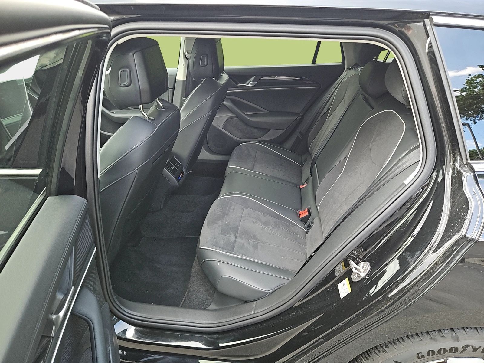 Fahrzeug autohaus mense Fahrzeugabbildung Volkswagen Passat Variant 1.5 eTSI DSG Business AHK