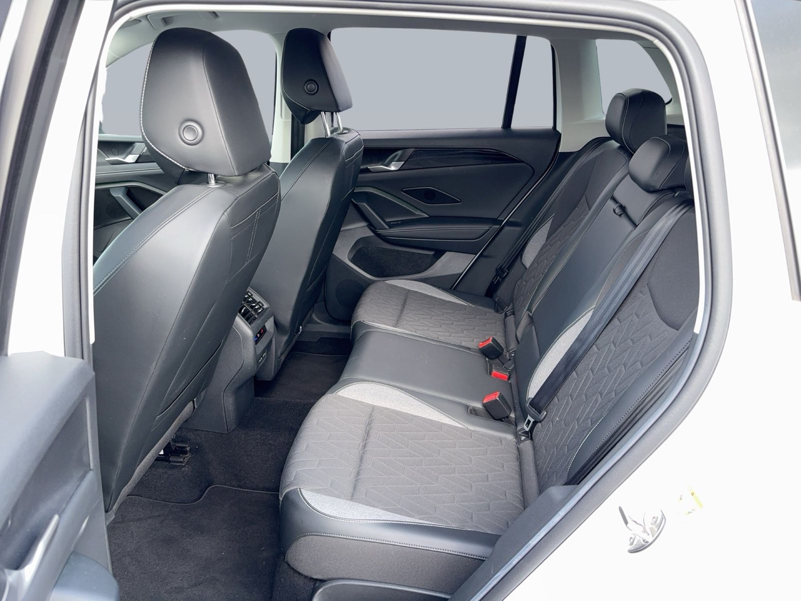 Fahrzeugabbildung Volkswagen Tiguan 1.5 eTSI DSG Goal Life CarPlay|AHK|ACC|LM