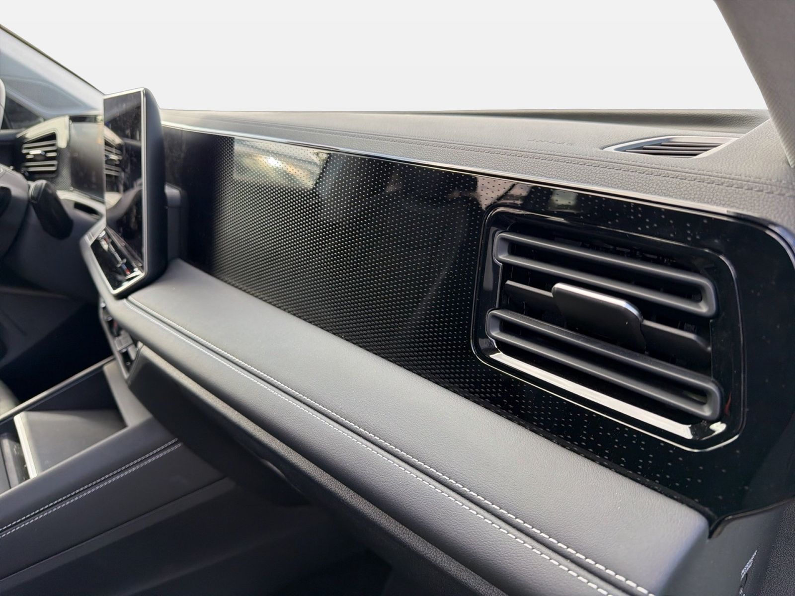 Fahrzeugabbildung Volkswagen Tiguan 1.5 eTSI DSG Goal Life CarPlay|AHK|ACC|LM