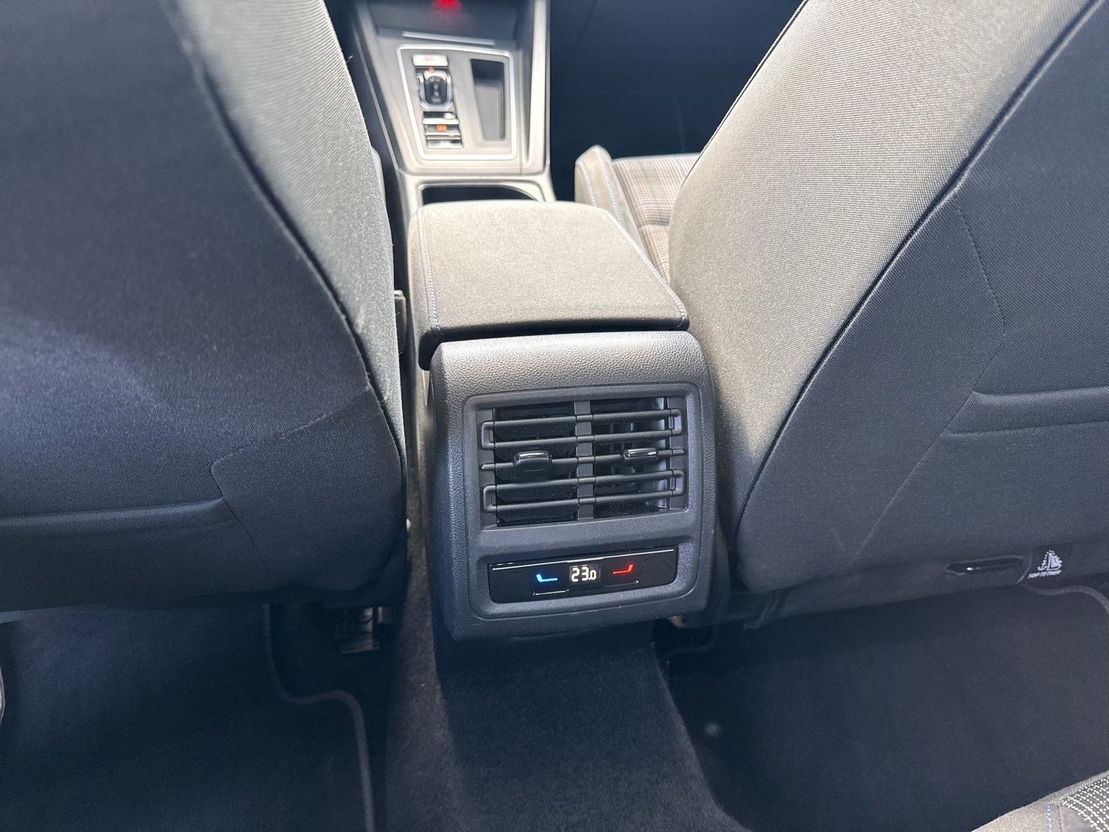 Fahrzeugabbildung Volkswagen Golf VIII 1.4 TSI eHybrid DSG CarPlay|AHK|Pano