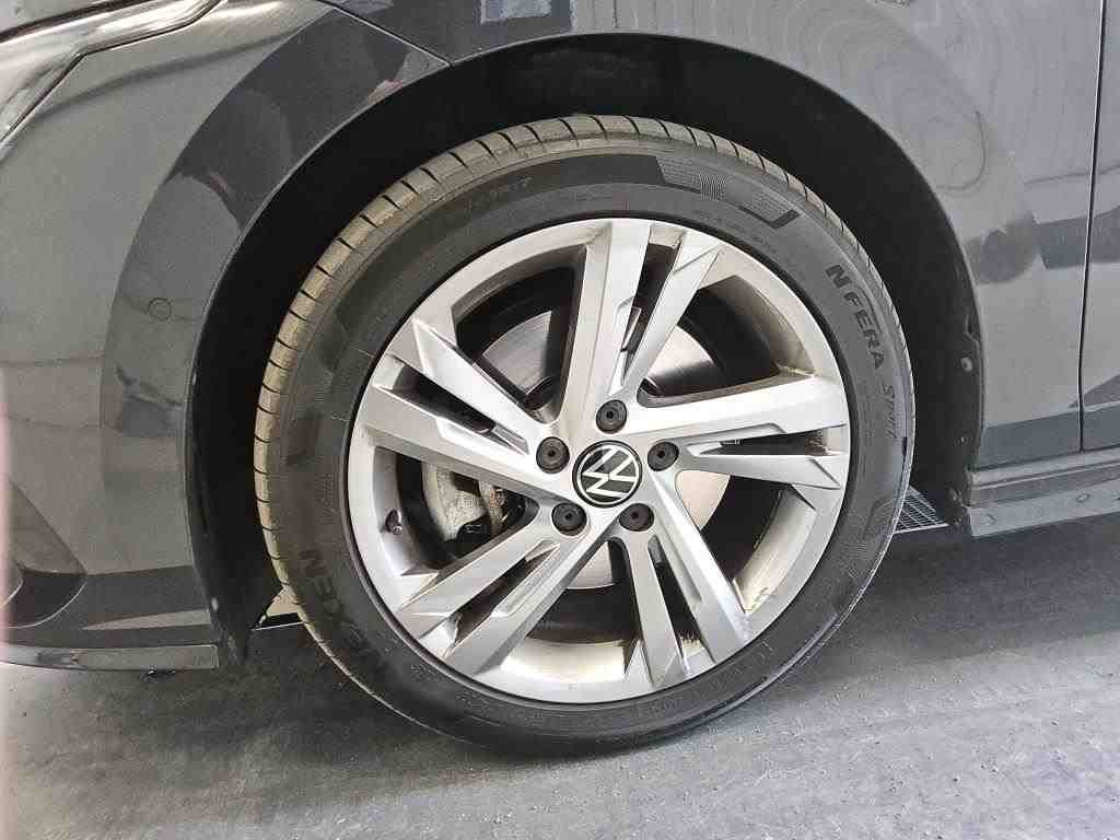 Fahrzeugabbildung Volkswagen Golf VIII 1.5 eTSI DSG R-line IQ.Light|Matrix|LM