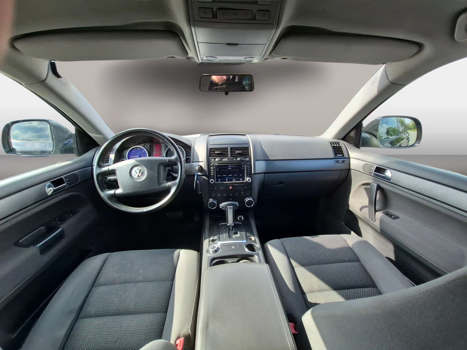 Fahrzeug autohaus mense Fahrzeugabbildung Volkswagen Touareg 2.5l TDI 128kW 6-Gang-Automatik AHK|Face - mit KI generiert/bearbeitet
