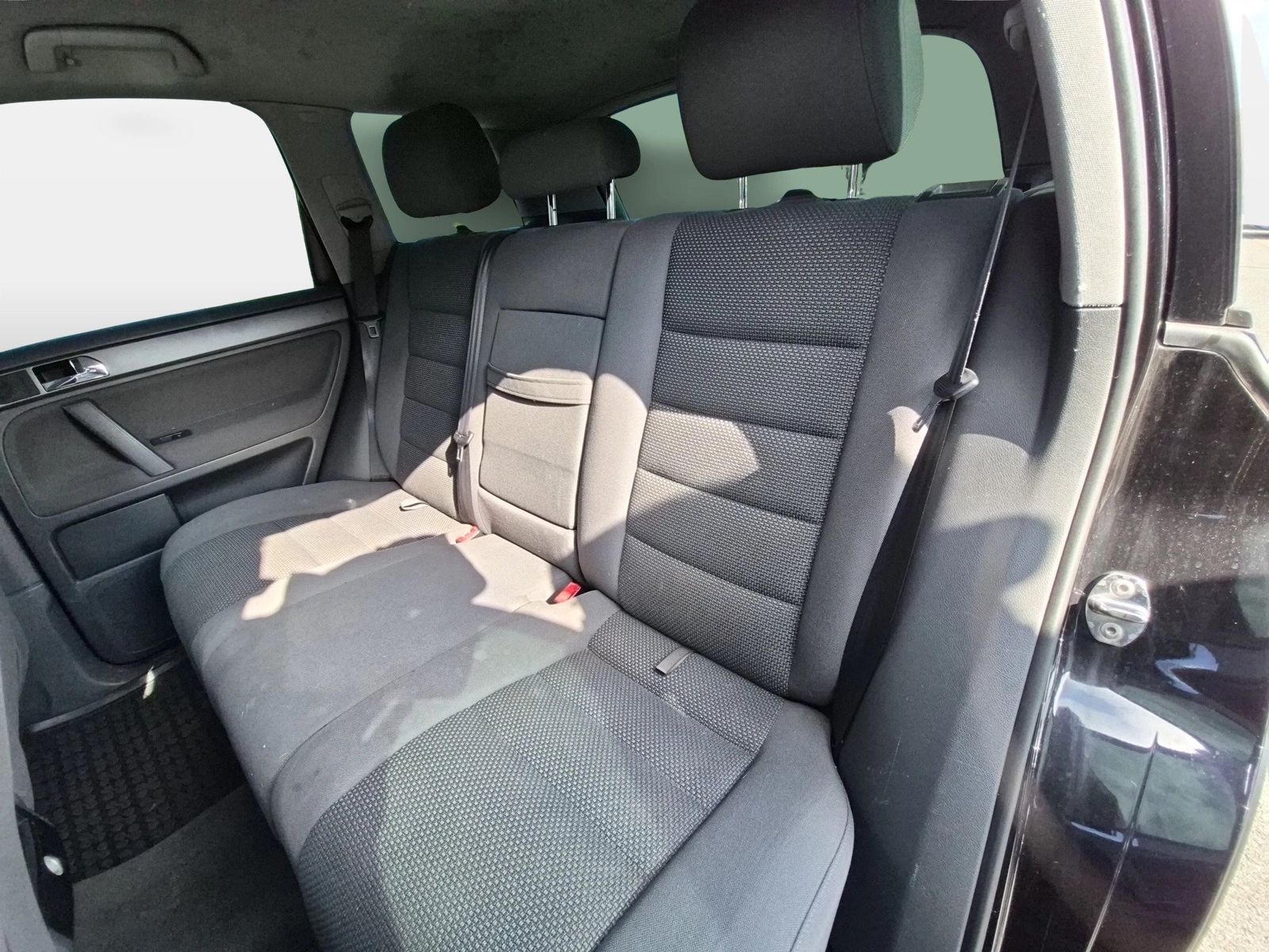 Fahrzeug autohaus mense Fahrzeugabbildung Volkswagen Touareg 2.5l TDI 128kW 6-Gang-Automatik AHK|Face - mit KI generiert/bearbeitet