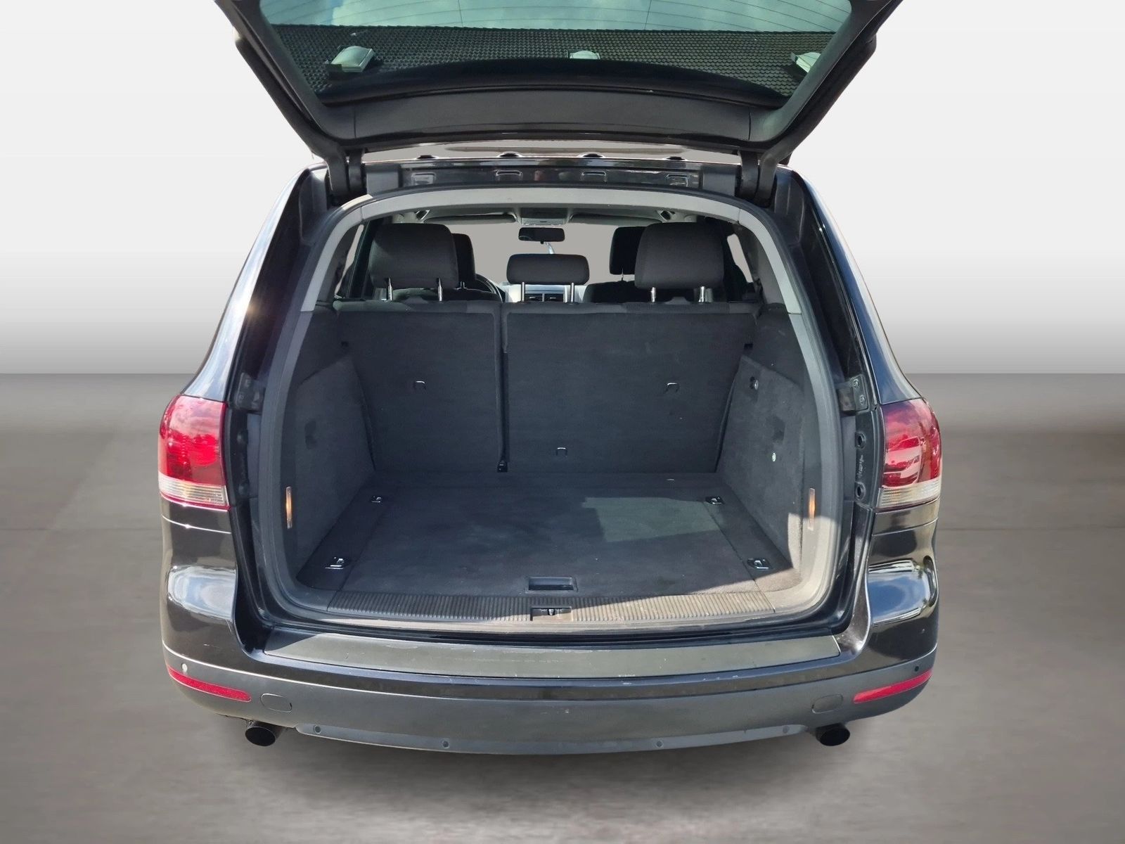 Fahrzeug autohaus mense Fahrzeugabbildung Volkswagen Touareg 2.5l TDI 128kW 6-Gang-Automatik AHK|Face - mit KI generiert/bearbeitet