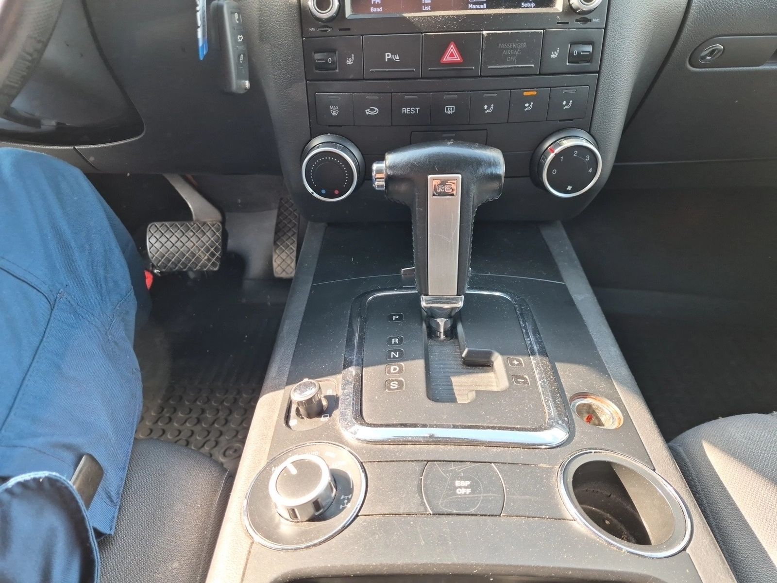 Fahrzeug autohaus mense Fahrzeugabbildung Volkswagen Touareg 2.5l TDI 128kW 6-Gang-Automatik AHK|Face - mit KI generiert/bearbeitet