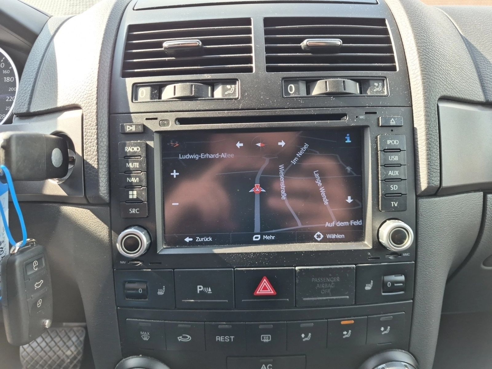 Fahrzeug autohaus mense Fahrzeugabbildung Volkswagen Touareg 2.5l TDI 128kW 6-Gang-Automatik AHK|Face - mit KI generiert/bearbeitet