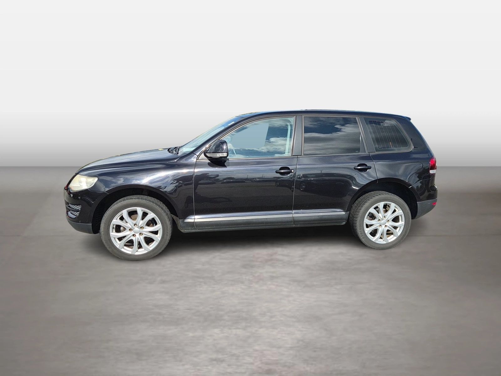 Fahrzeug autohaus mense Fahrzeugabbildung Volkswagen Touareg 2.5l TDI 128kW 6-Gang-Automatik AHK|Face - mit KI generiert/bearbeitet