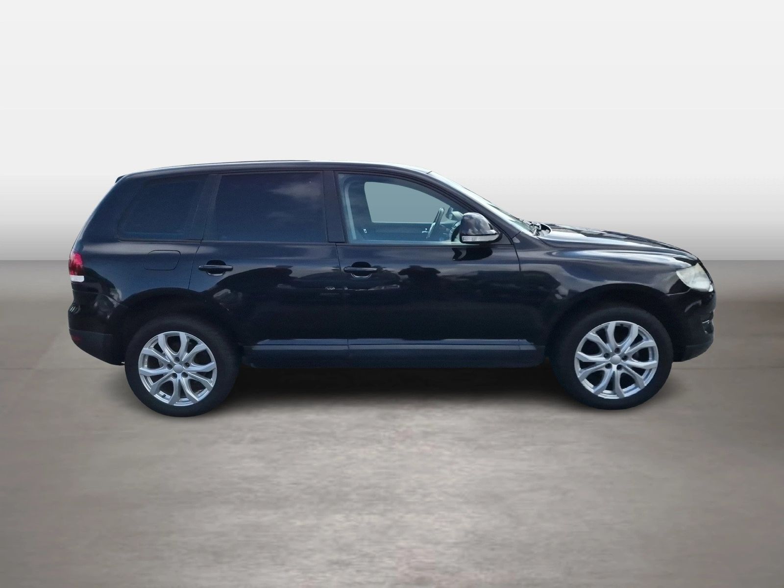 Fahrzeug autohaus mense Fahrzeugabbildung Volkswagen Touareg 2.5l TDI 128kW 6-Gang-Automatik AHK|Face - mit KI generiert/bearbeitet