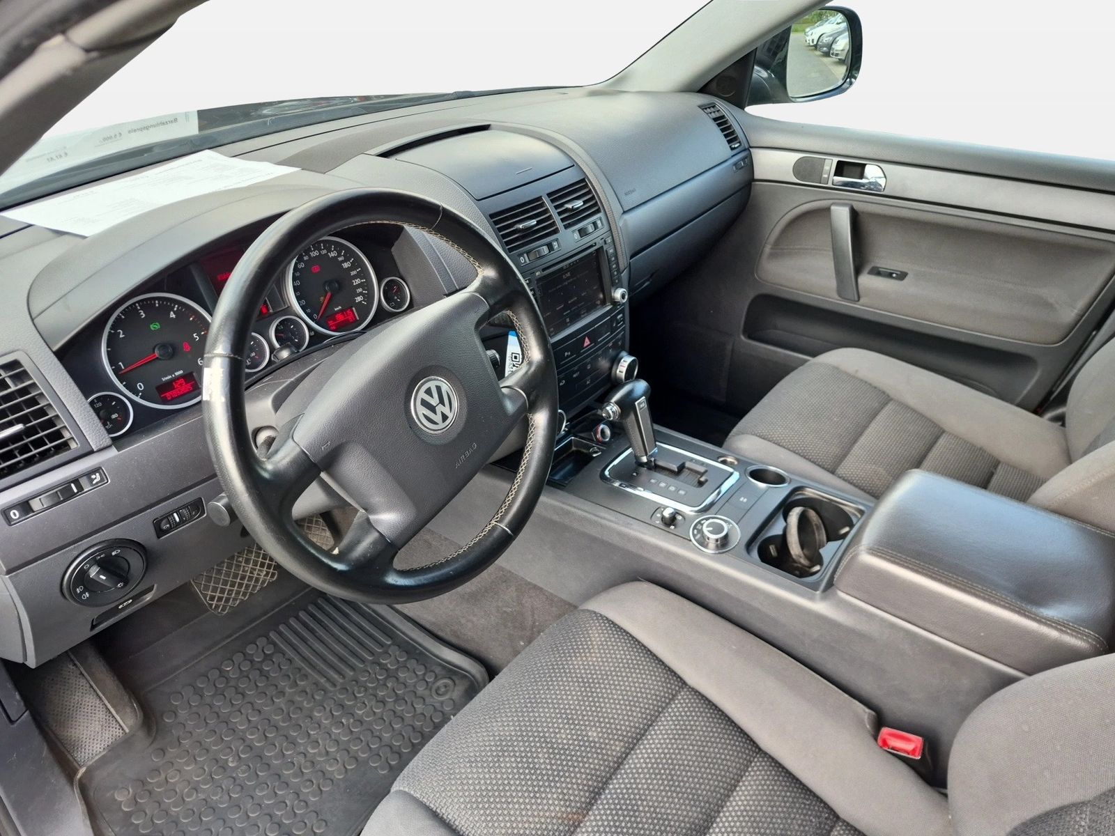 Fahrzeug autohaus mense Fahrzeugabbildung Volkswagen Touareg 2.5l TDI 128kW 6-Gang-Automatik AHK|Face - mit KI generiert/bearbeitet