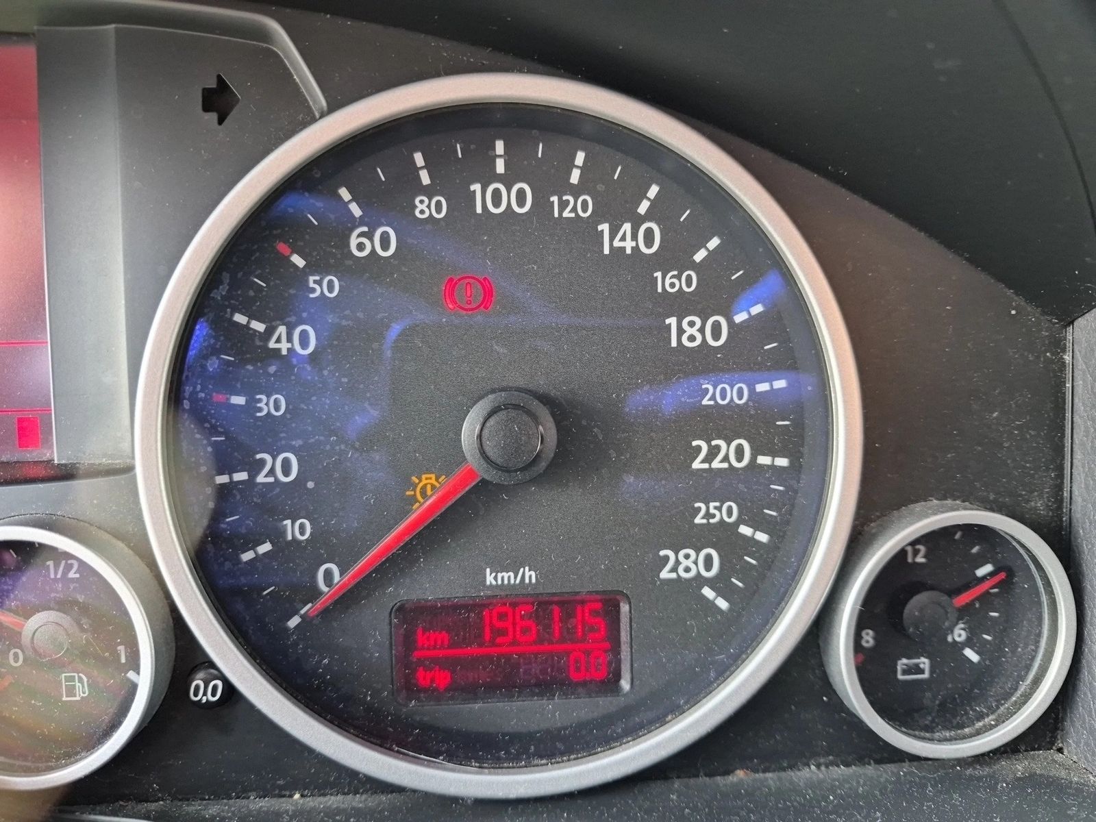 Fahrzeug autohaus mense Fahrzeugabbildung Volkswagen Touareg 2.5l TDI 128kW 6-Gang-Automatik AHK|Face - mit KI generiert/bearbeitet