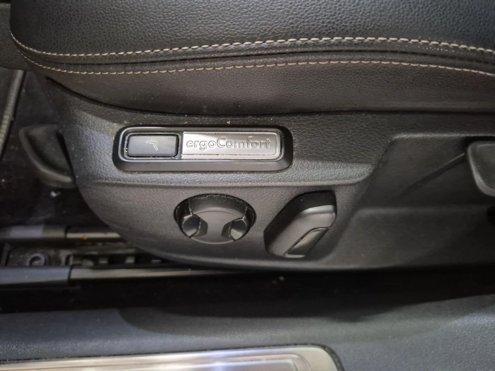 Fahrzeugabbildung Volkswagen Passat Variant Alltrack 2.0l BiTDI 4Moition 176k - mit KI generiert/bearbeitet
