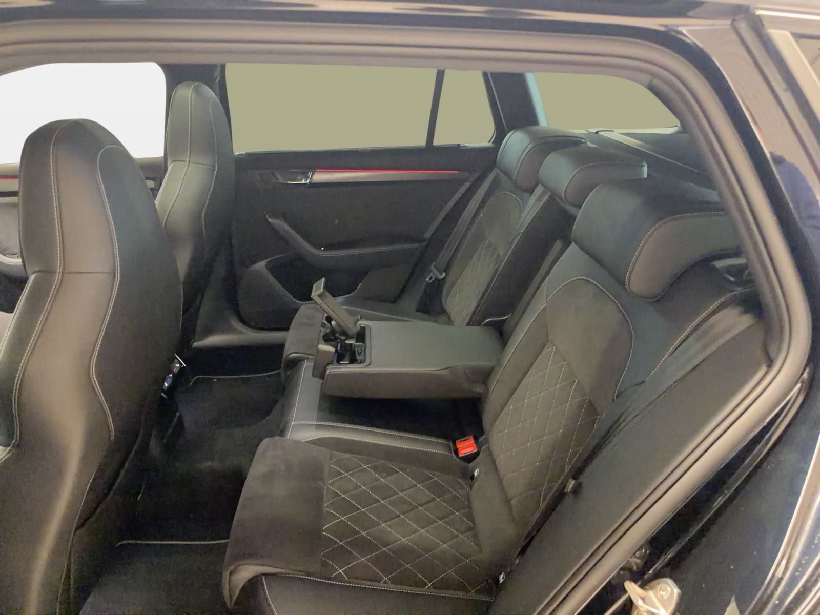 Fahrzeugabbildung SKODA Superb Combi 1.4 TSI Sportline iV AHK|Pano|SD|LM